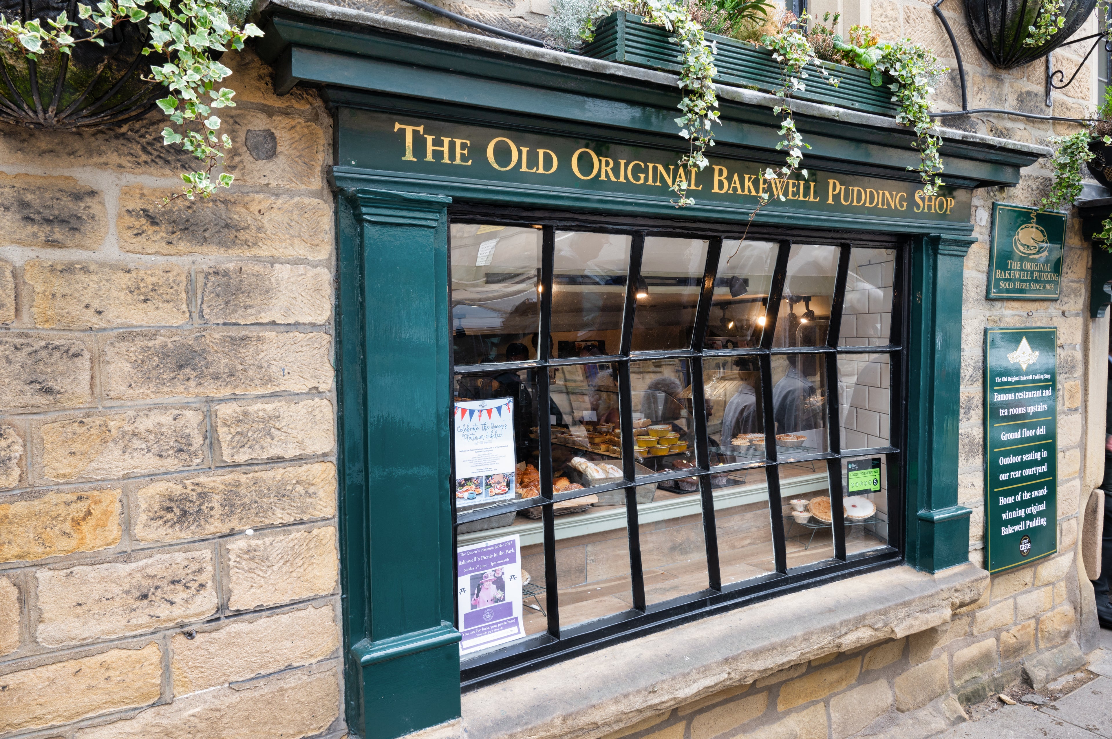 CHATSWORTH HOUSE & PEAK DISTRICT | Monday 9th August 2027 - 5 Days